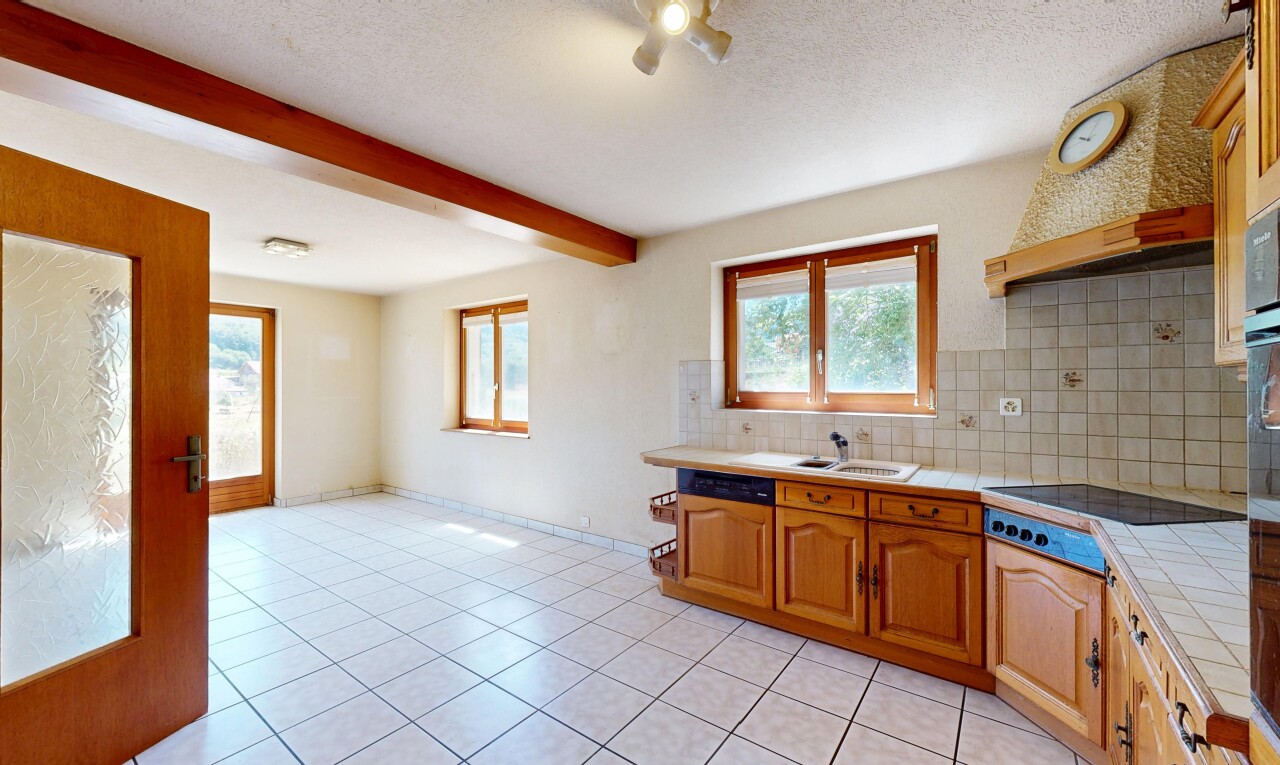 cuisine avec plans de travail en carrelage, tile countertops, light countertops, hotte, et dosseret
