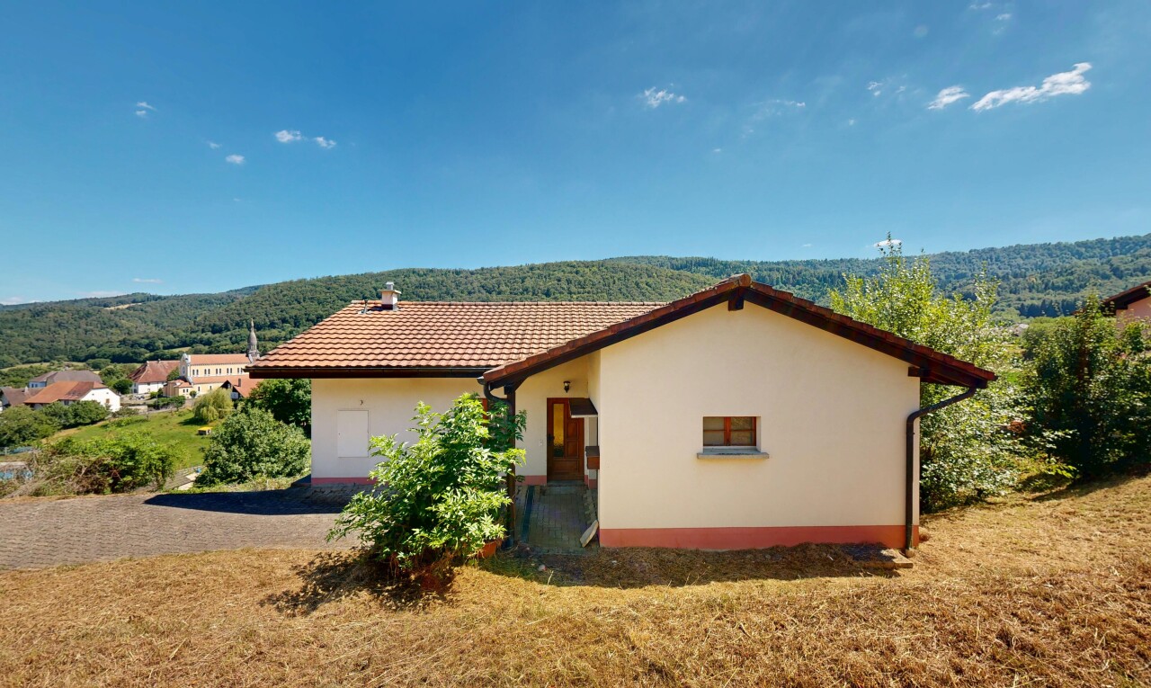 façade avec day time, bardage en stuc, pelouse, toit en tuiles, et property visible