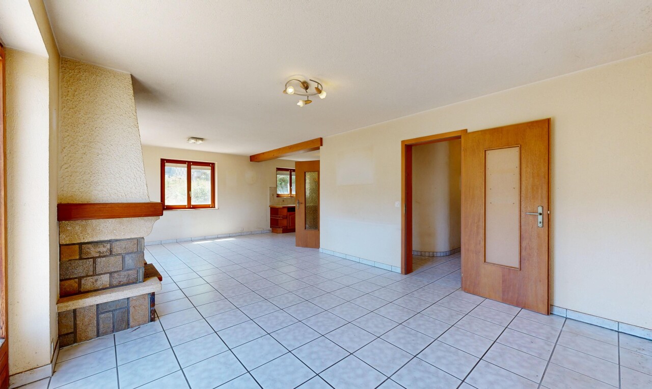 pièce vide avec inside property, light floor, cloison sèche, drywall, et lumière naturelle