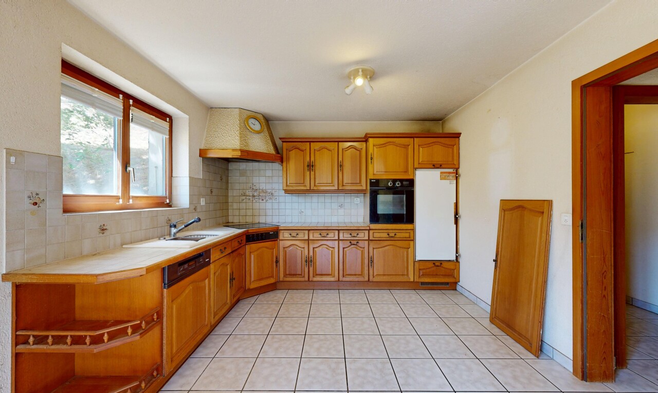 cuisine avec plans de travail en carrelage, tile countertops, light countertops, four, et light floor