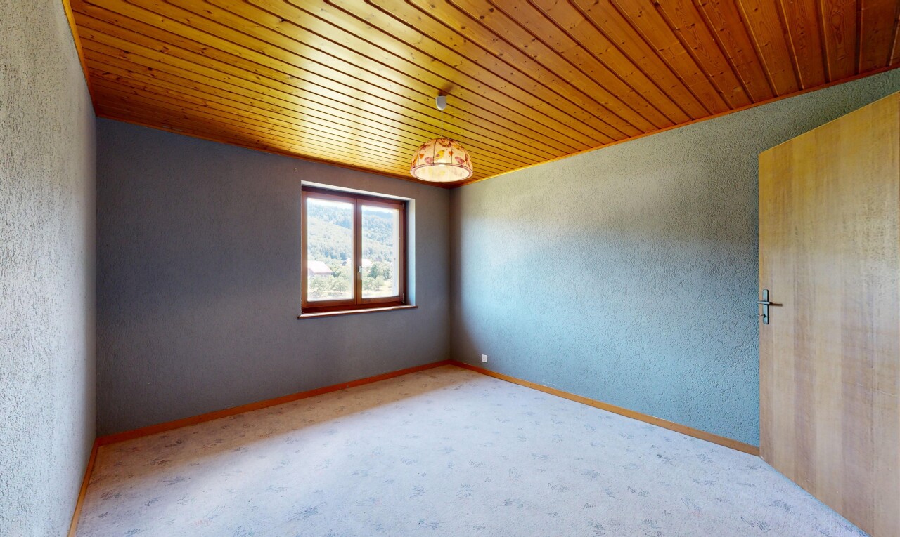pièce vide avec mur texturé, textured wall, inside property, moquette, et carpet