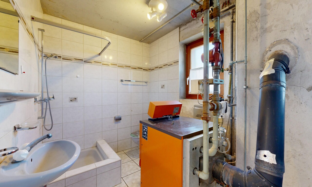 salle de bains avec douche, salle de bain complète, évier, mur en carrelage, et tile wall