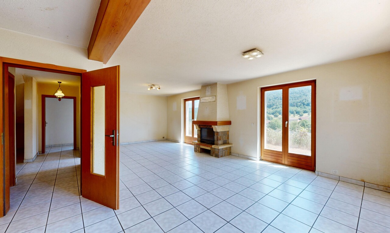 pièce vide avec plafond à poutres, beamed ceiling, cloison sèche, drywall, et lumière naturelle