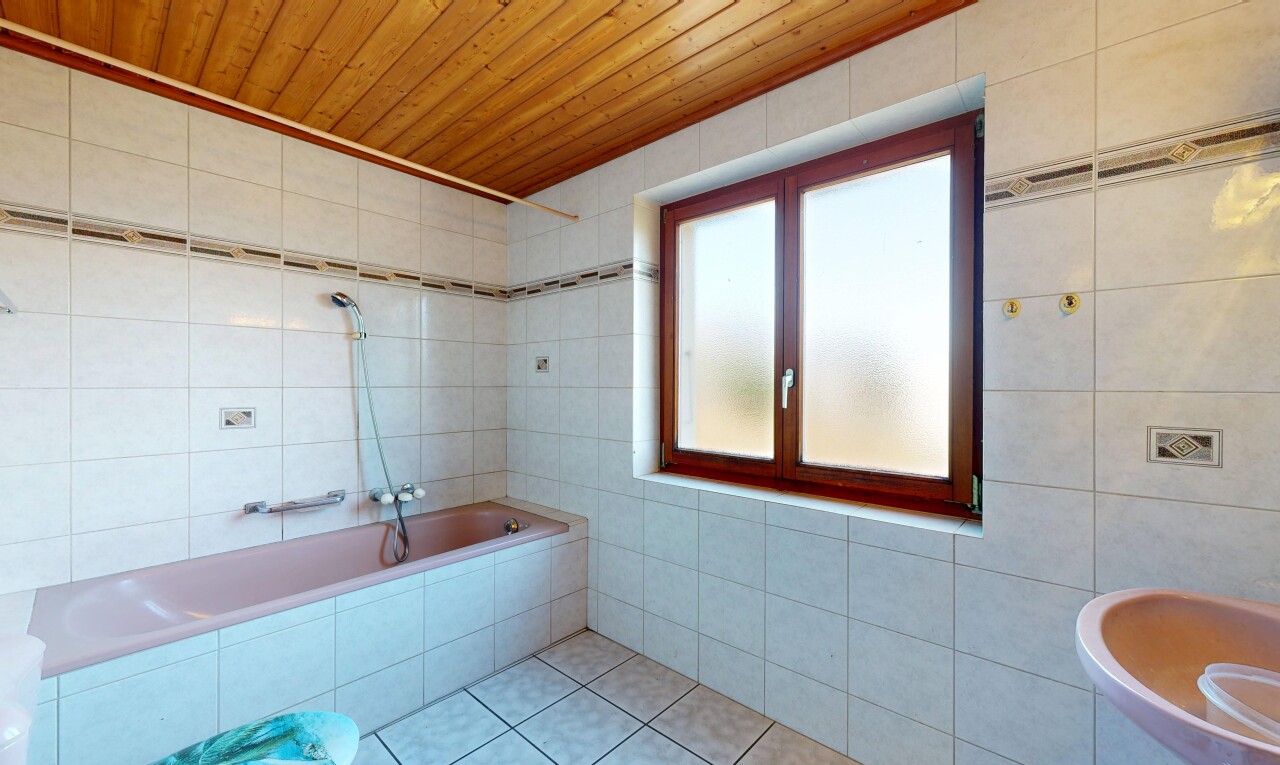 salle de bains avec mur en carrelage, tile wall, salle de bain complète, inside property, et sol en carrelage