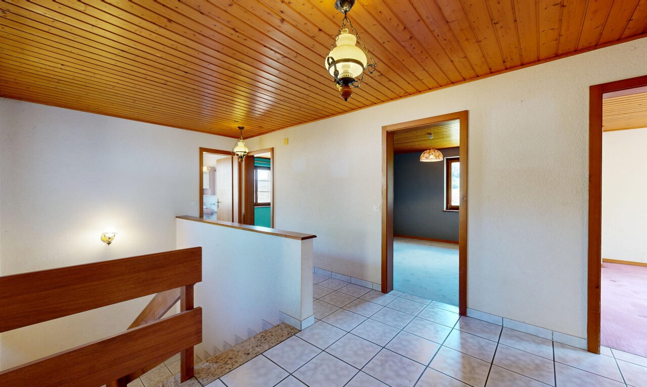 couloir avec palier à l'étage, lumière naturelle, natural light, inside property, et plafond en bois