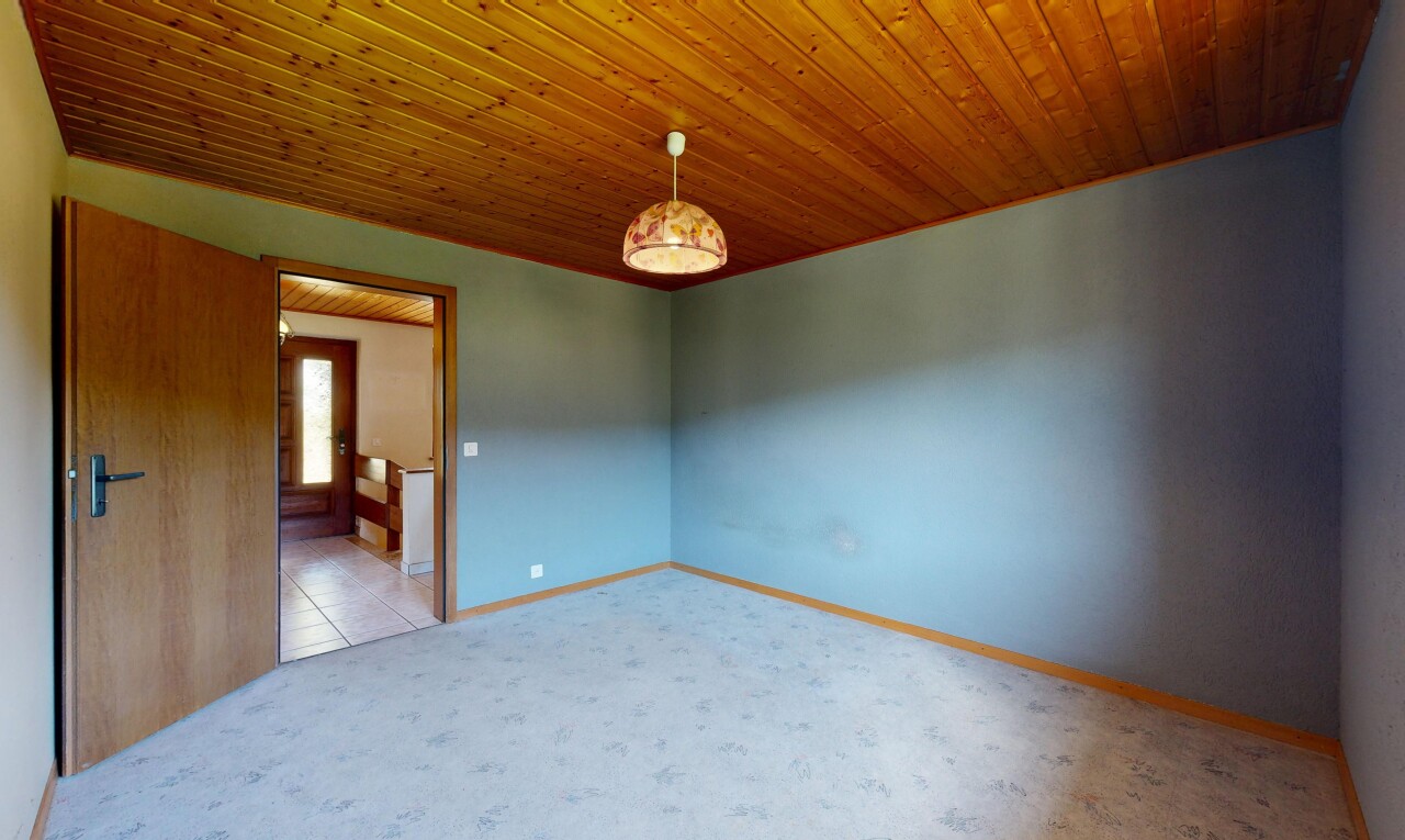 pièce vide avec moquette, carpet, inside property, lumière naturelle, et natural light