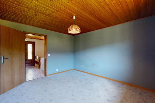 pièce vide avec moquette, carpet, inside property, lumière naturelle, et natural light