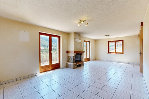salon avec inside property, light floor, cheminée, lumière naturelle, et natural light