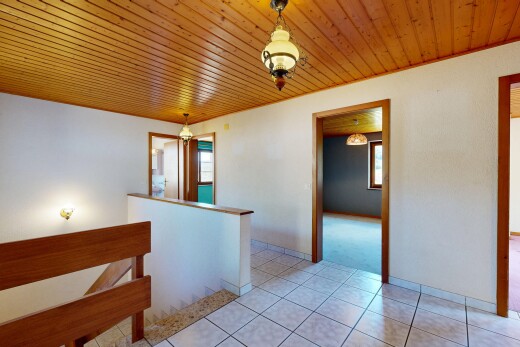 couloir avec palier à l'étage, lumière naturelle, natural light, inside property, et plafond en bois