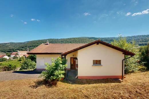 façade avec day time, bardage en stuc, pelouse, toit en tuiles, et property visible