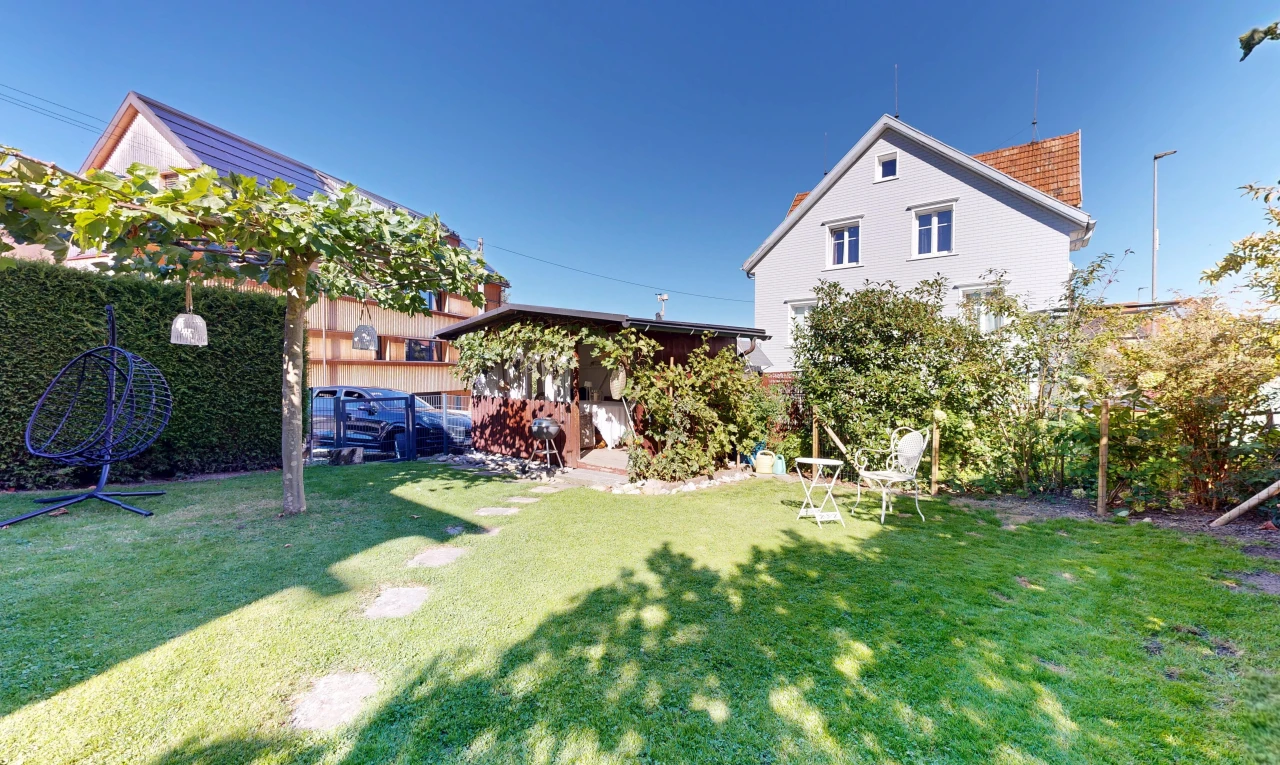 garden featuring a lawn