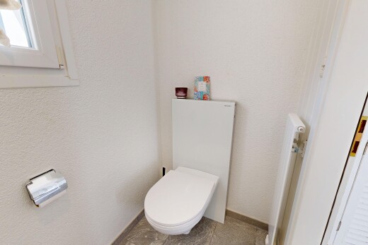bad mit inside property, toilette, baseboards wall, sockelleisten, und textured wall