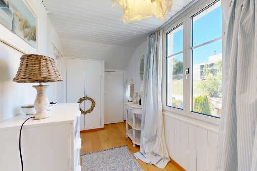 halle / korridor mit holzfußboden, wood finish floor, kleiderschrank, zusätzliches zimmer, und inside property