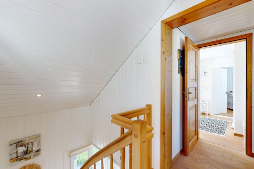halle / korridor mit treppen, holzwand, wood wall, dachschräge, und vaulted ceiling