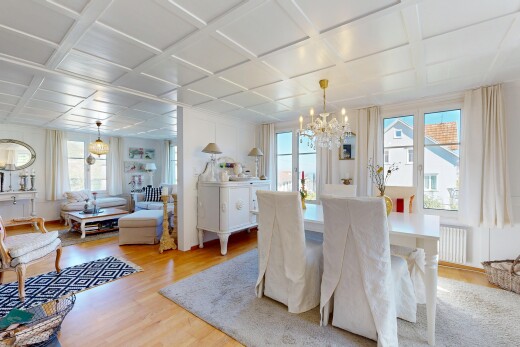 wohn- / esszimmer mit coffered ceiling, kassettendecke, natürliches licht, wood finish floor, und holzfußboden