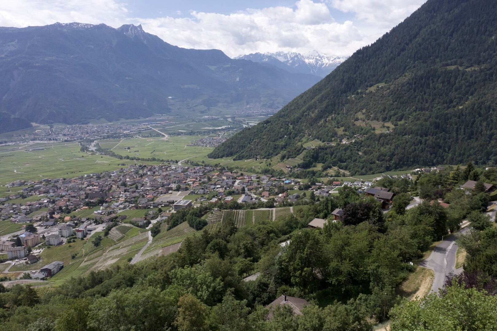 vue sur la montagne avec vue sur la montagne, mountain view, day time, et aerial view