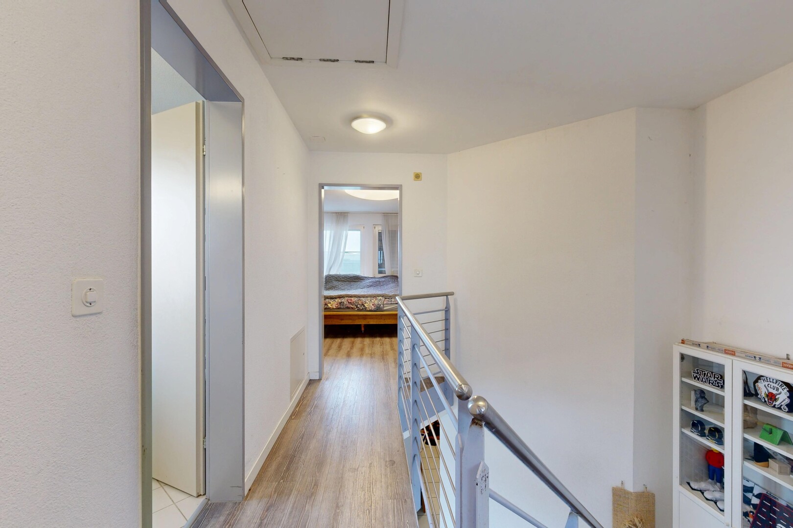 couloir avec palier à l'étage, inside property, wood finish floor, sol en finition bois, et light floor