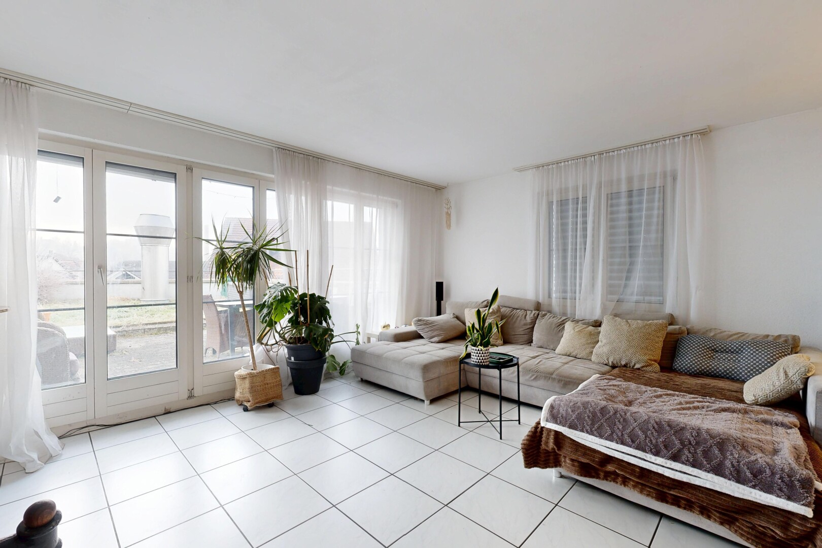 salon avec inside property, drywall, cloison sèche, natural light, et lumière naturelle