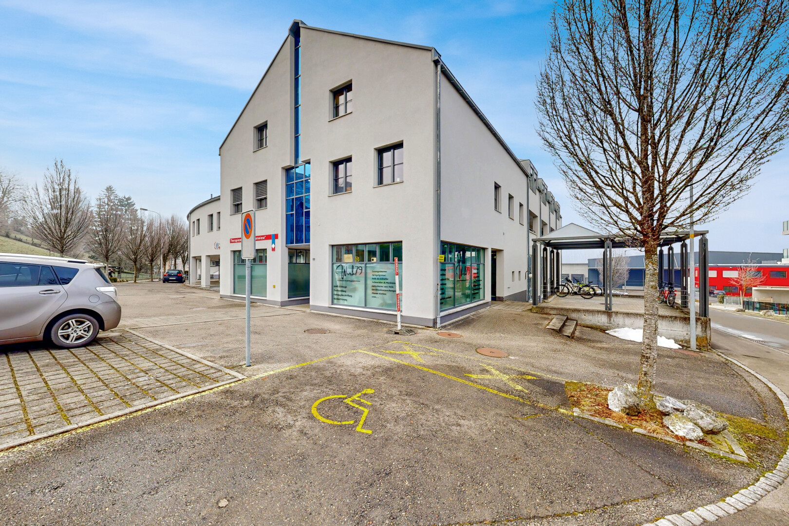 façade avec commercial view, from community, bardage en stuc, day time, et parking