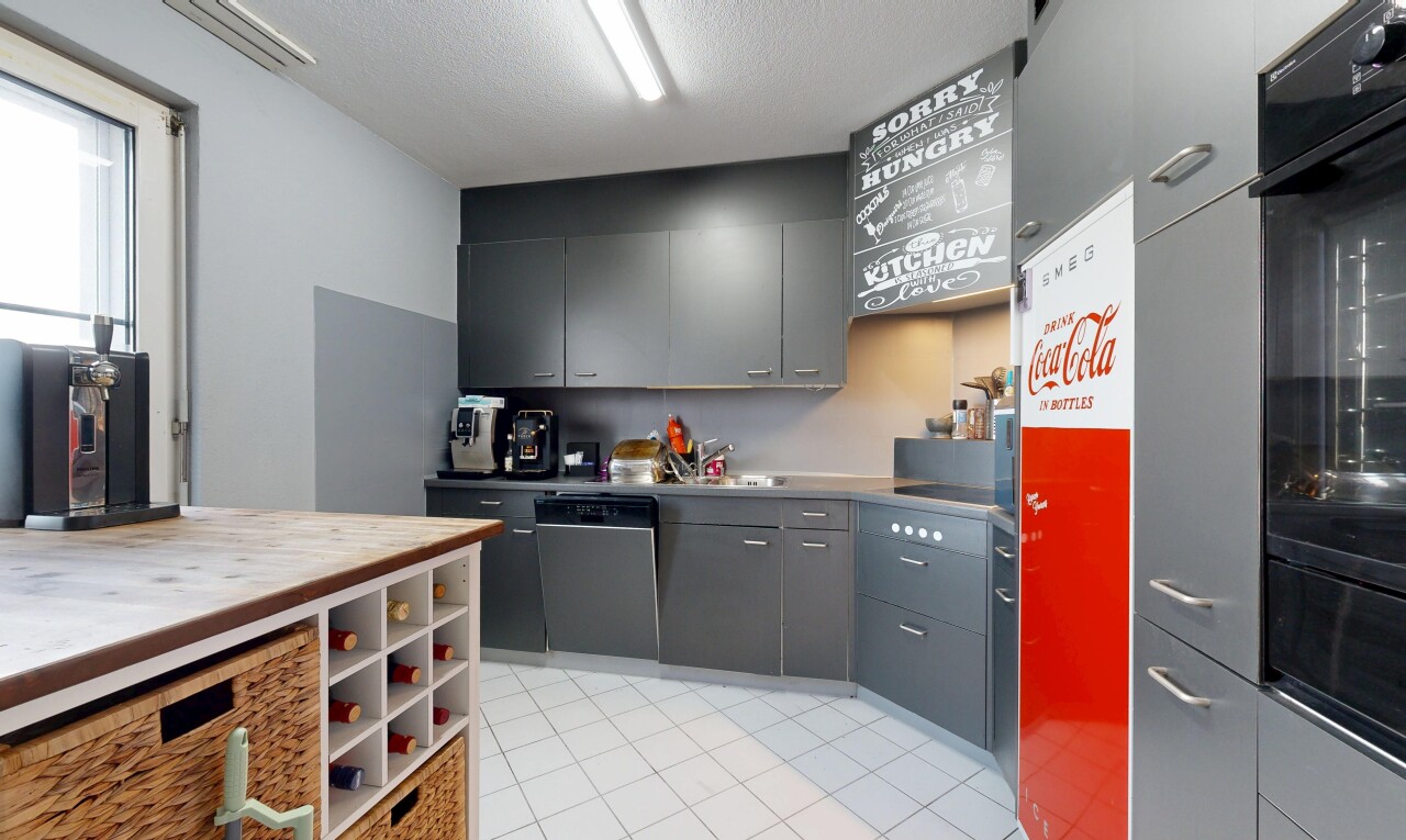 cuisine avec gray cabinets, armoires grises, light floor, lave-vaisselle, et inside property