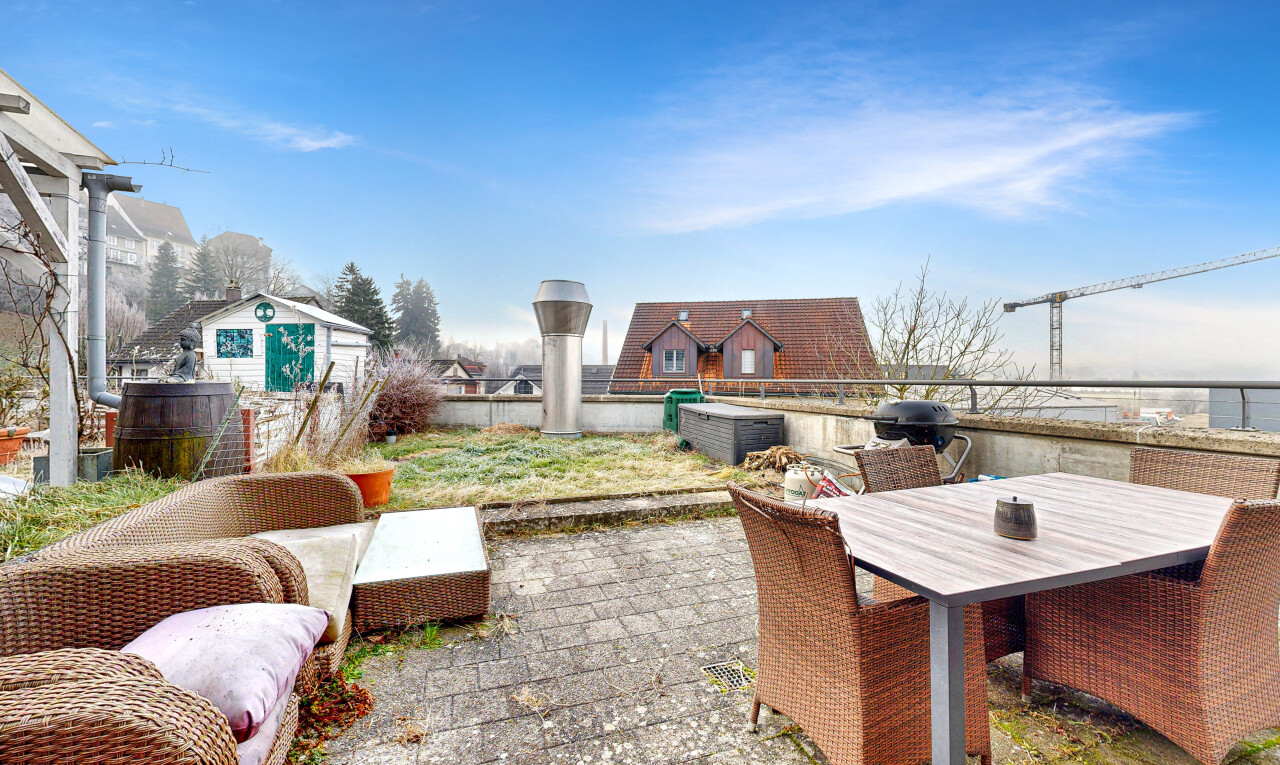 terrasse avec coin repas extérieur et day time
