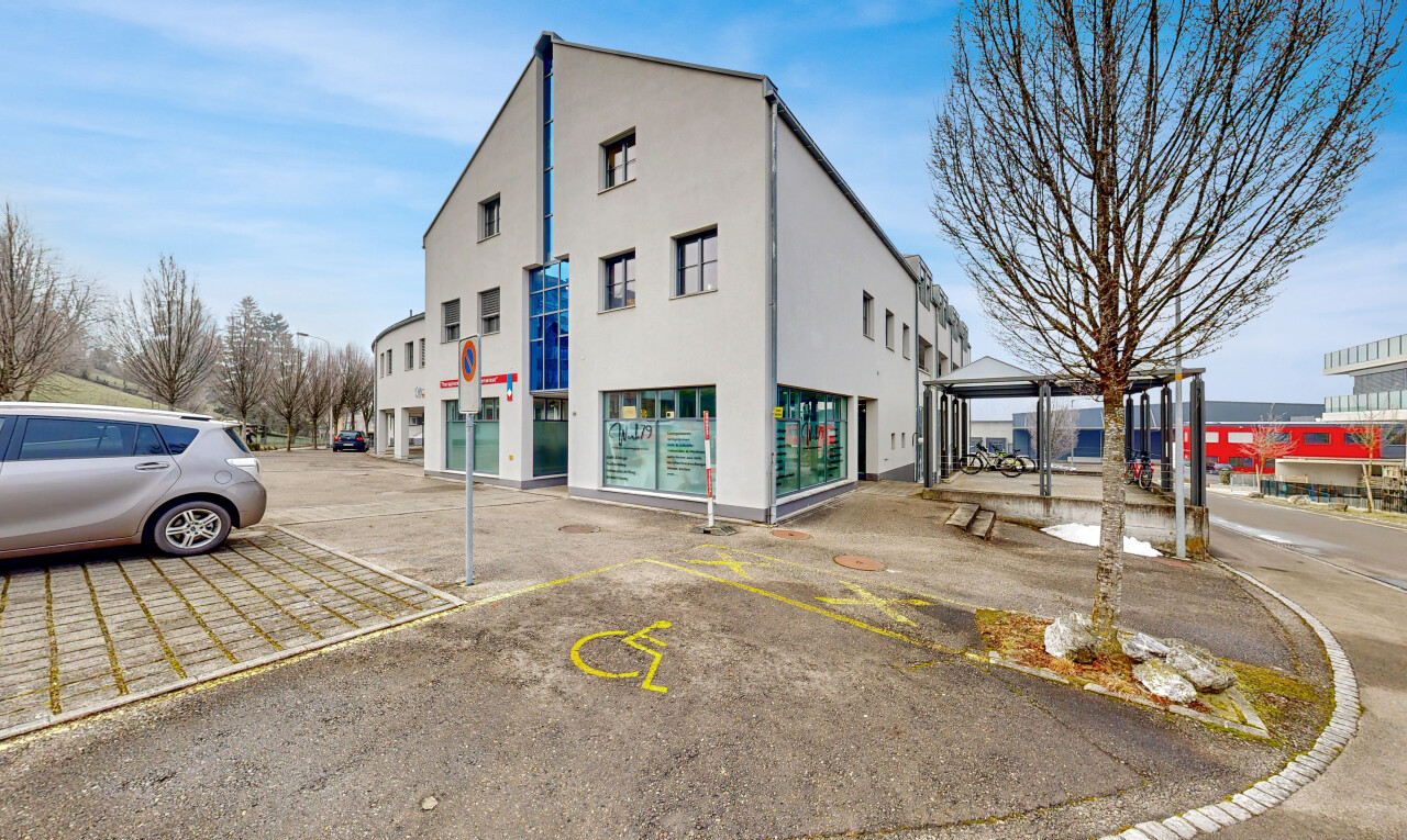 façade avec commercial view, from community, bardage en stuc, day time, et parking