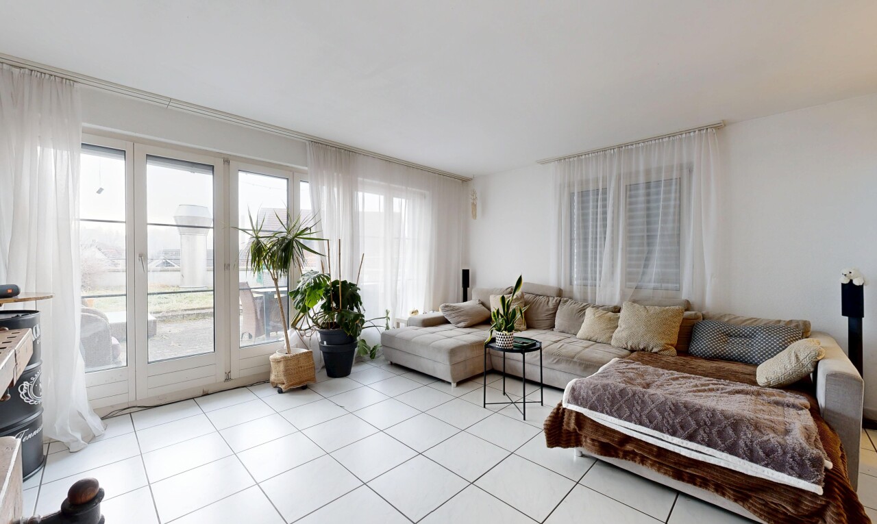 salon avec inside property, drywall, cloison sèche, natural light, et lumière naturelle