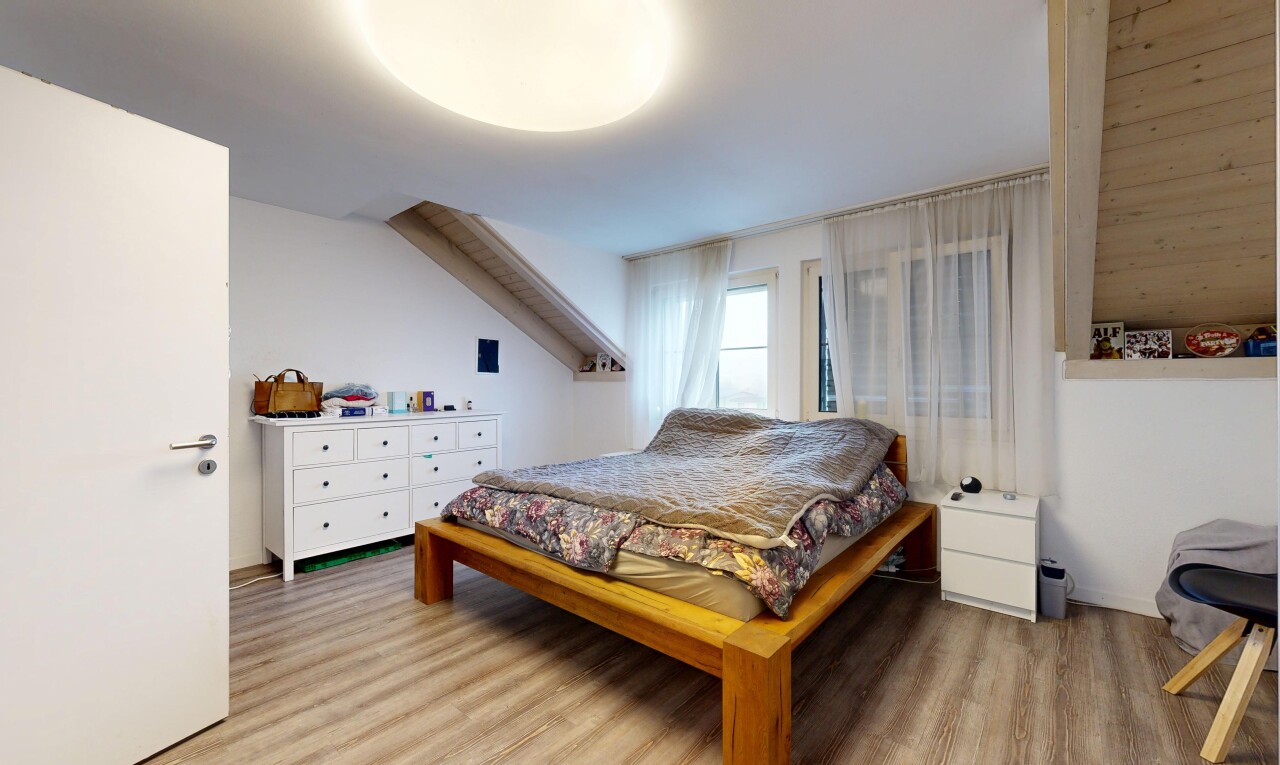 chambre avec wood finish floor, sol en finition bois, drywall, cloison sèche, et inside property