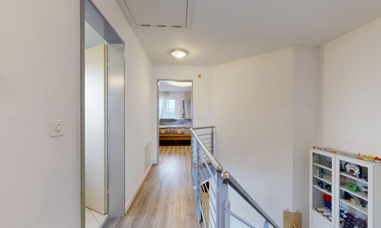 couloir avec palier à l'étage, inside property, wood finish floor, sol en finition bois, et light floor