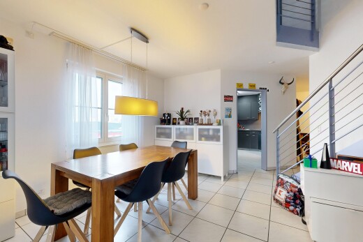 esszimmer mit drywall, gipskartonwand, natural light, natürliches licht, und treppen