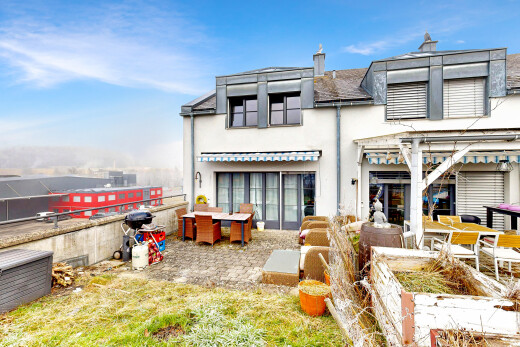 außenansicht mit essbereich im freien, from property, stuckverkleidung, terrasse, und markise