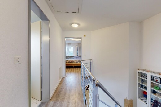 halle / korridor mit obergeschoss-podest, inside property, wood finish floor, holzfußboden, und light floor