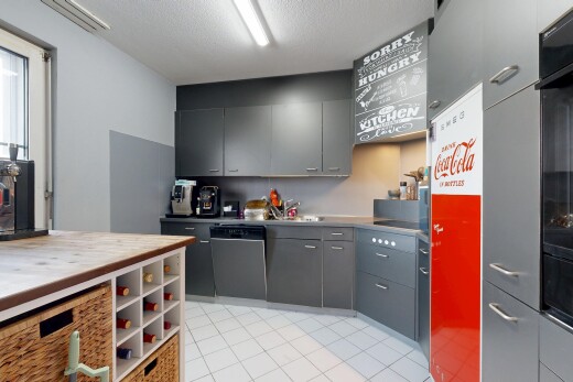 cuisine avec gray cabinets, armoires grises, light floor, lave-vaisselle, et inside property