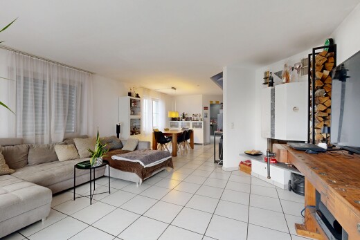 wohn- / esszimmer mit inside property, drywall, gipskartonwand, fernseher, und natural light