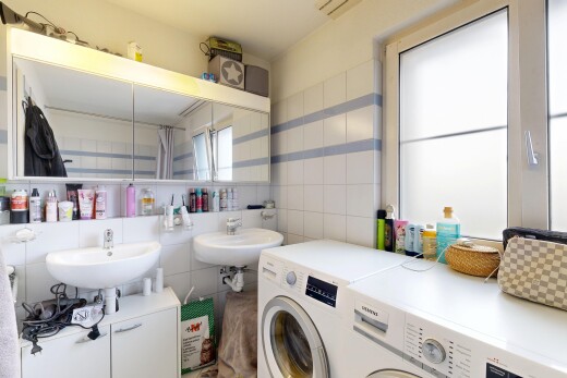 wäschekammer mit tile wall, fliesenwand, inside property, waschbecken, und wäscherei