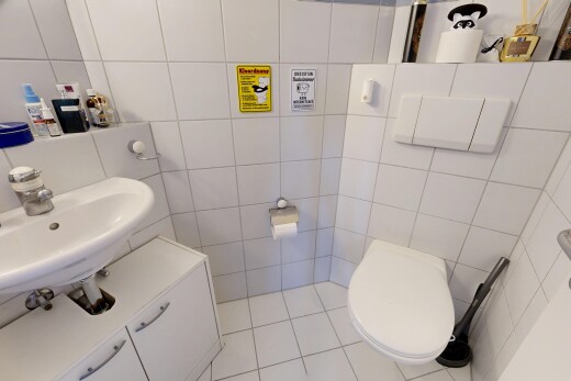 bad mit tile wall, gäste-wc, inside community, waschbecken, und tile floor
