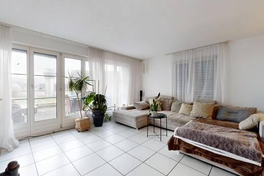 wohnzimmer mit inside property, drywall, gipskartonwand, natural light, und natürliches licht