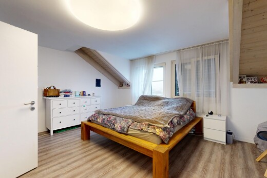 zimmer / schlafzimmer mit wood finish floor, holzfußboden, drywall, gipskartonwand, und inside property