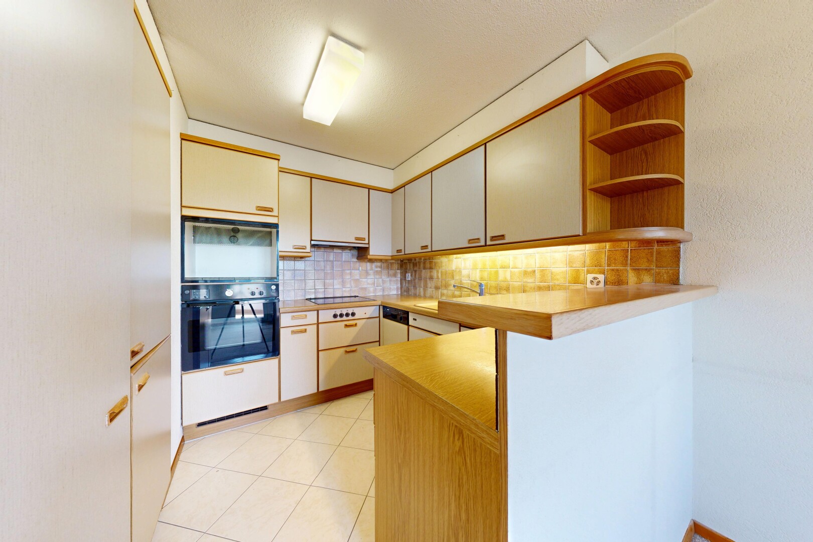 küche mit light floor, küchentheke, kitchen peninsula, ofen, und arbeitsplatten