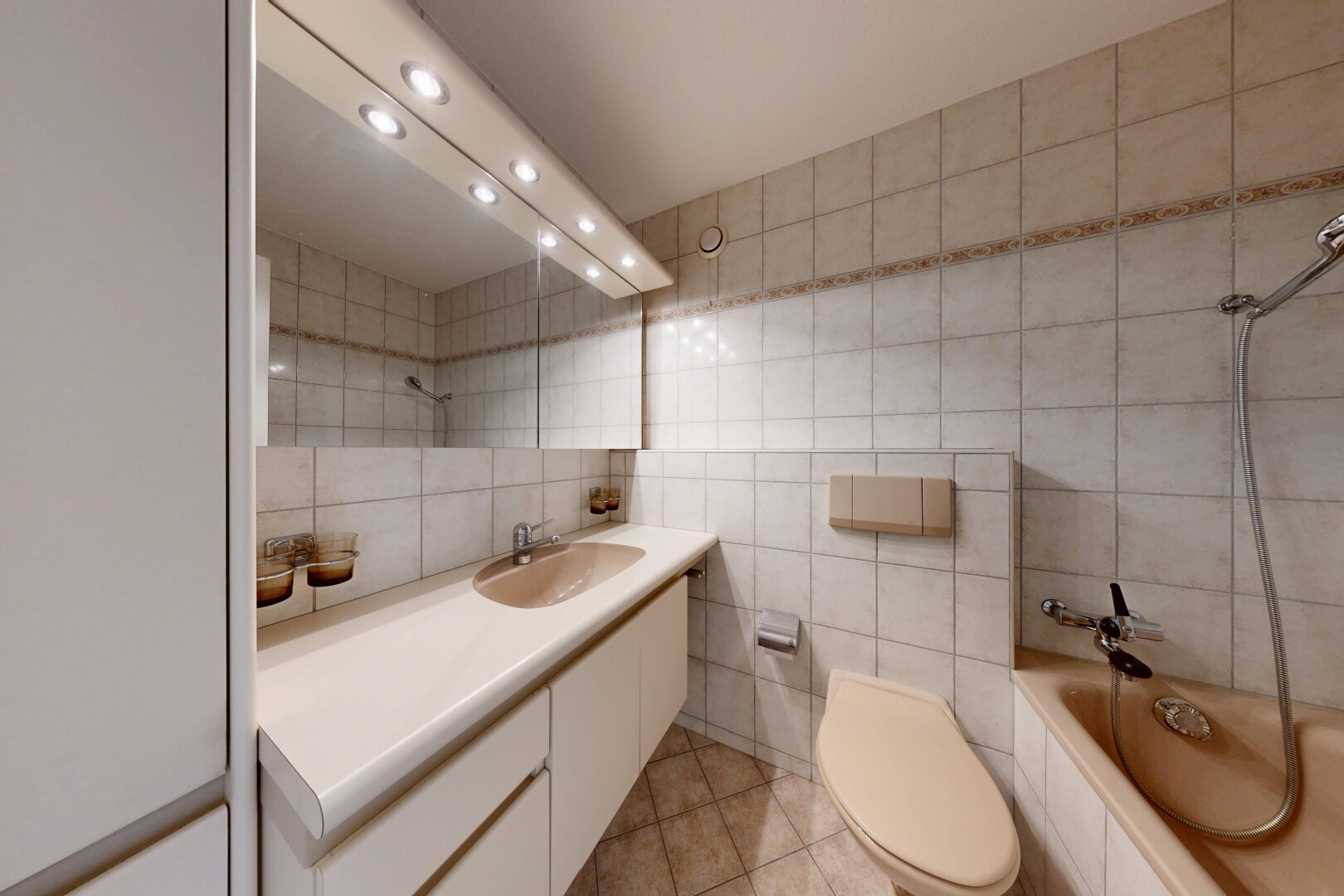 bad mit komplettes badezimmer, fliesenwand, tile wall, einbauleuchten, und recessed lighting
