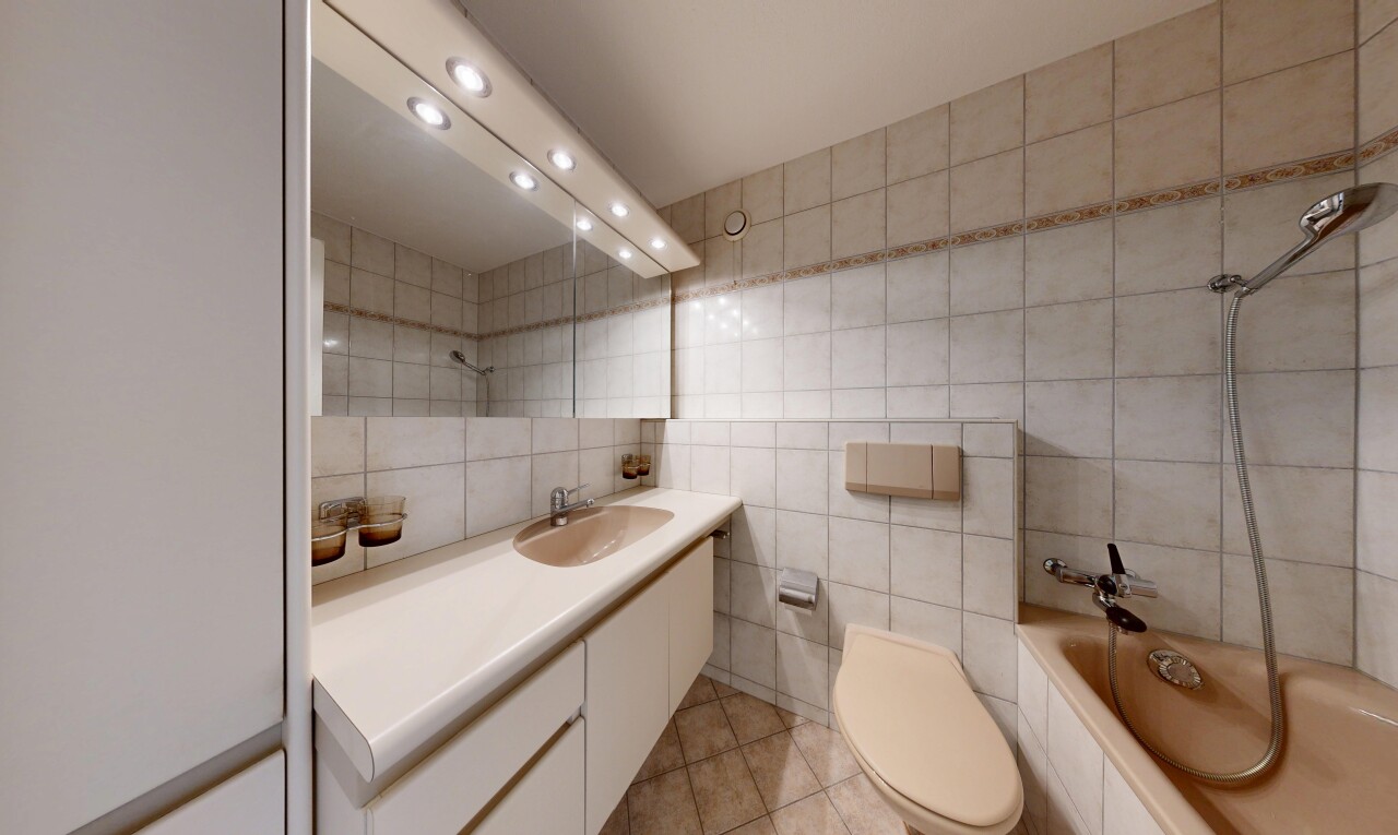 bad mit komplettes badezimmer, fliesenwand, tile wall, einbauleuchten, und recessed lighting