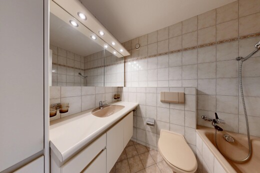 bad mit komplettes badezimmer, fliesenwand, tile wall, einbauleuchten, und recessed lighting
