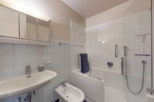 bad mit inside property, komplettes badezimmer, bidet, fliesenwand, und tile wall
