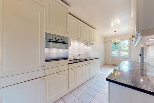 küche mit ofen, waschbecken, natural light, natürliches licht, und tile floor