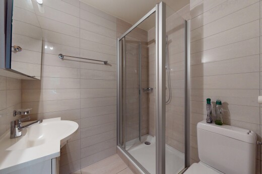 salle de bains avec mur en carrelage, tile wall, inside property, salle de bain complète, et douche