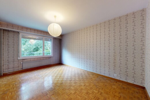 leerer raum mit kühler, wallpaper wall, tapetenwand, baseboards wall, und sockelleisten