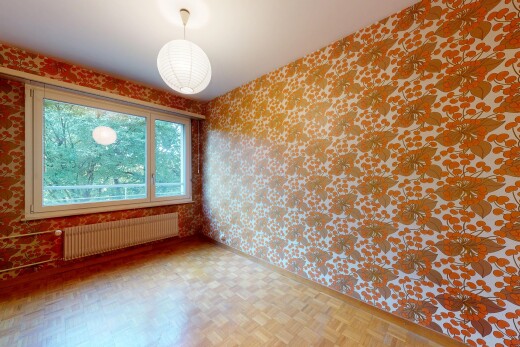 leerer raum mit kühler, wallpaper wall, tapetenwand, natural light, und natürliches licht