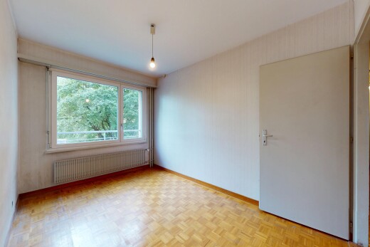 pièce vide avec radiateur, lumière naturelle, natural light, inside property, et parquet floor