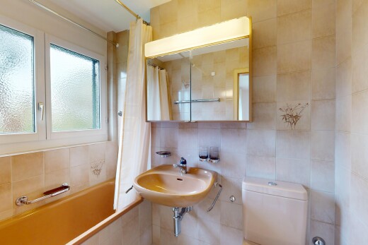 bad mit küchenrückwand beim herd, fliesenwand, toilette, natürliches licht, und spiegel