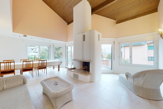 wohn- / esszimmer mit gipskartonwand, hohe decke, balkendecke, natürliches licht, und holzdecke